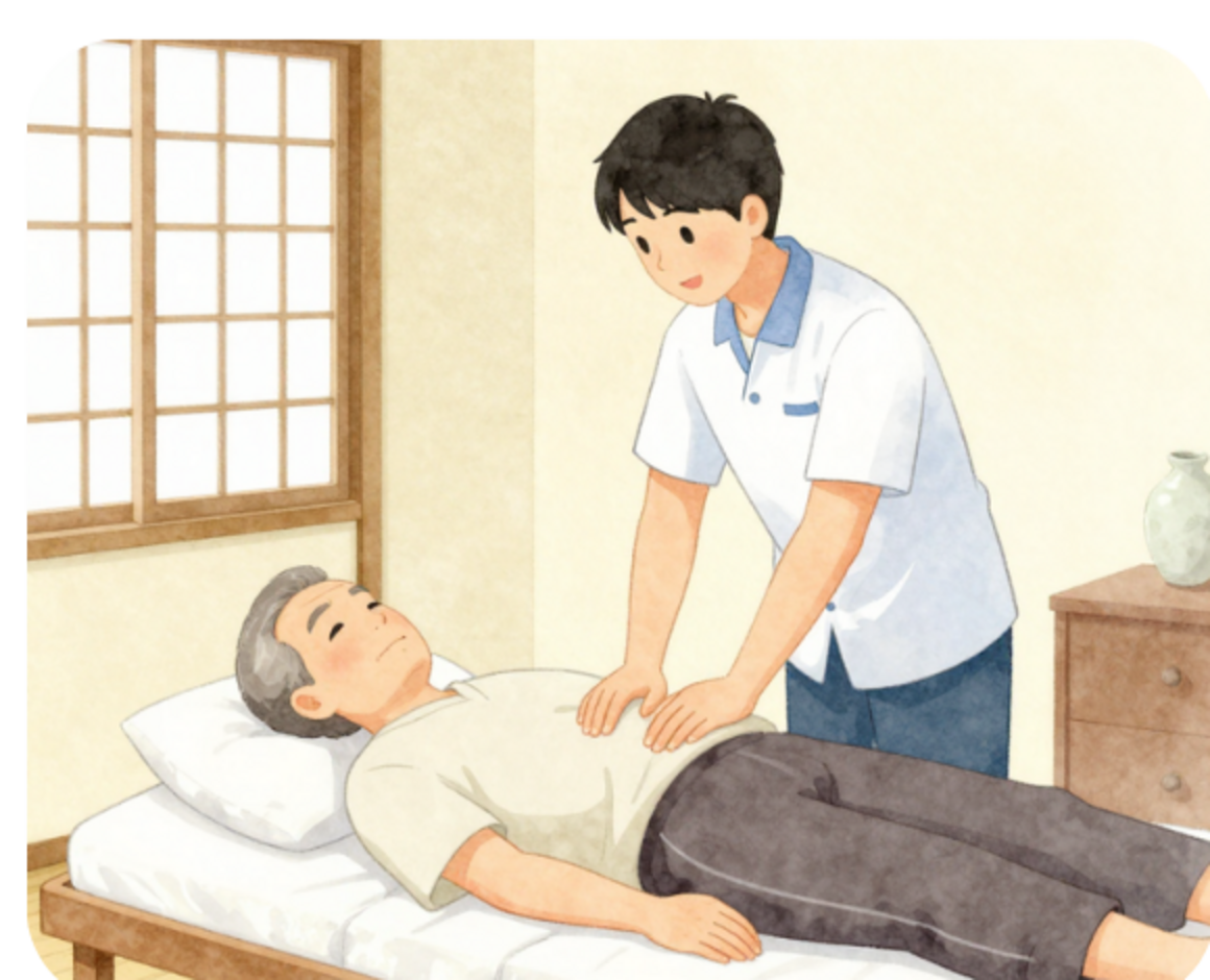 ご自宅で訪問マッサージを受ける高齢者